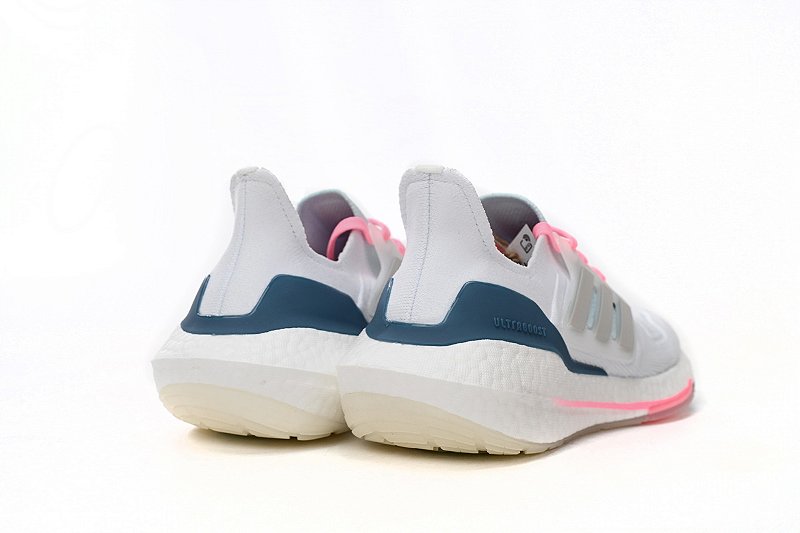 Ultraboost 22 White Almost – Blue Clássico