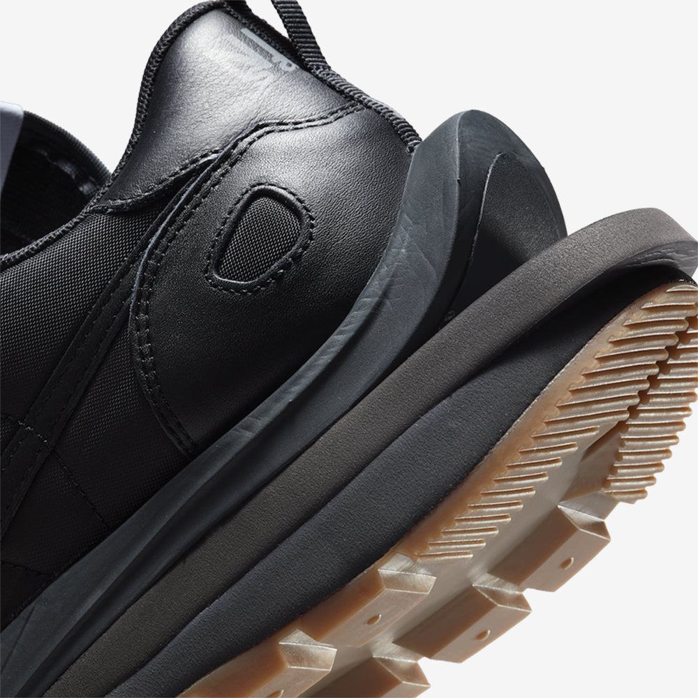 Sacai x VaporWaffle Black and – Gum Clássico